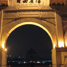 正門には自由広場の文字が