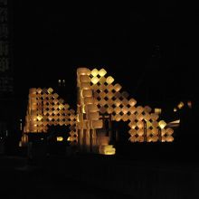 光のモニュメントが。