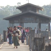 観光名所でもあり、地元の人の生活用でもある、木の橋。