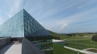 広々と美しい公園。アートが素敵。