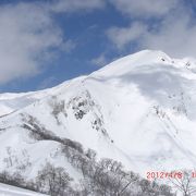 谷川岳を望むスキー場