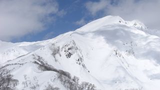 谷川岳を望むスキー場