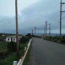 浜への道です。