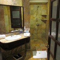 バスタブはなくシャワーのみです。水圧はやや弱め。