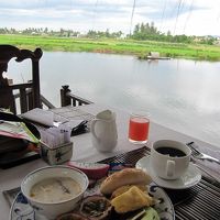 リバーサイドのレストランでの朝食は気持ちいいです