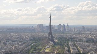 エッフェル塔を見下ろしての食事、夏は夜景を楽しむには遅めの時間に