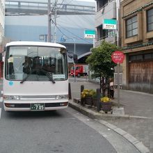 泉大津駅西口から出ている連絡バスです。小さいバス一台だけです