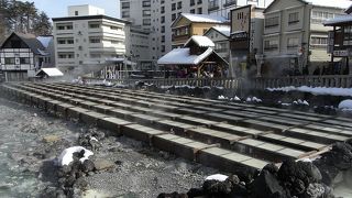 源泉ということだけではなく、熱すぎるお湯を冷ます工夫があります。