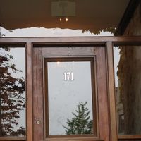 ホテルというより　アパートです。玄関と部屋用二つ鍵を使用