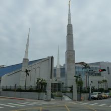 ちょっと奥まった所に入ると大きな教会もありました