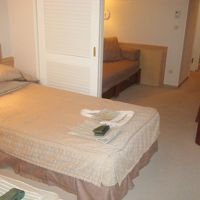 ベッドルームとソファーやテーブルのある場所がドアで仕切れます