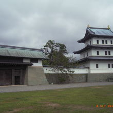 御門と天守閣です。