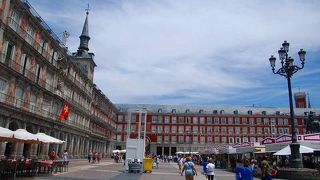 親切な観光案内所がある広場