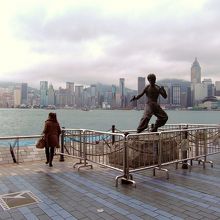 ブルースリー銅像と香港島対岸の景色