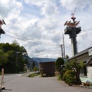 八ッ場ダム湖面橋の工事現場が頭上の聳える駅
