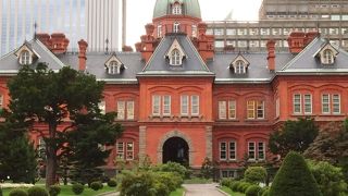 レンガ造りのレトロな庁舎