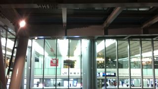 新幹線とJRと地下鉄が利用できます