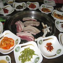 セットのサムギョプサルの写真です