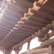 棟木の先がいたんでいます。