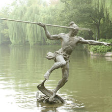 池に浮かぶ「張順」という名の銅像