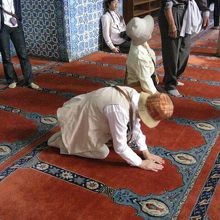 リュステムパム・モスクで礼拝の真似を