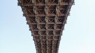 橋の下からも見応えあり