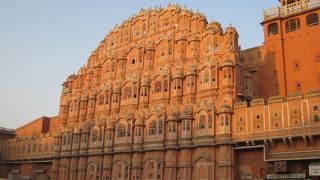 たくさんの小窓がついた優雅な建物
