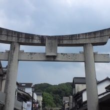 鳥居をくぐって