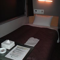 快適なベットで、ルームライトの明るさは枕元のパネルで調節可能