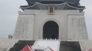 前の広場が広々していて気持ちよい