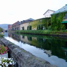 夕暮れ時の運河