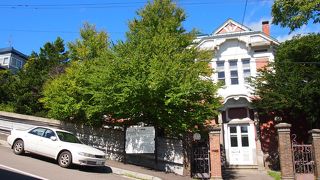 急な坂とサンルームが特徴の旧ロシア領事館