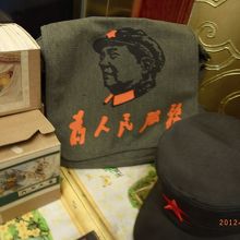 待ち時間に北京土産を物色中