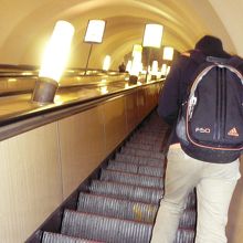 深〜い地下鉄入口