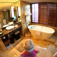 窓際のバスタブ