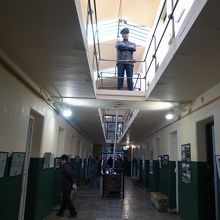 こんな感じで、看守が見張っていたようです。とても怖い。