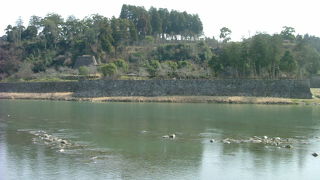 相良氏が鎌倉時代に地頭として人吉荘に赴任して以来、35代670年の長きにわたり治めた城