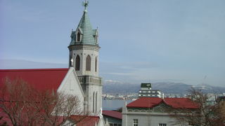 聖堂内部の祭壇は、ローマ法王ベネディクト１５世より贈られた日本で唯一のもの