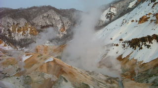 赤茶けた岩肌と白い積雪のコントラストもとてもきれいです