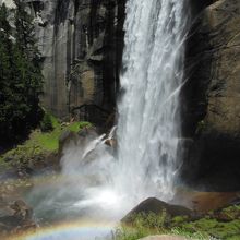 虹がかかったバーナル滝
