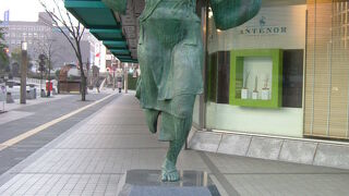 意外に若い感じの像ですが、元気のいい熊本を表現しています