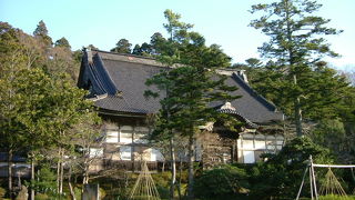 総欅造りの広い空間には、山形県の名工、高山富十が親子２代に亘って彫刻したという欄間