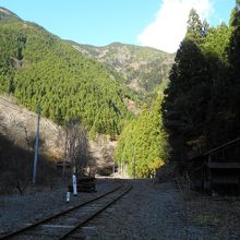 尾盛駅。周りは何もなく、どこにもいけない……