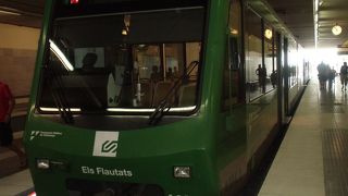 ちょっと近代的な登山鉄道に乗りモンセラット駅まで２０分