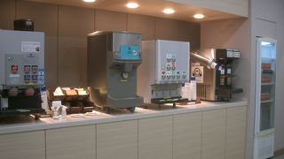 ビールが無料。空港ラウンジ。