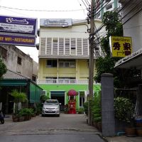 ホテルへの道、この道が狭い！