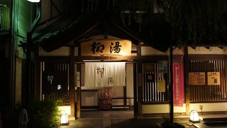 市街中心を流れる大谿川（おおたにがわ）沿いにあります