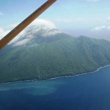 ポートビラから北へ約130キロ。活発に火山活動するロペビ島。