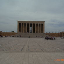 正面が廟です。