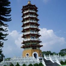 塔から眺める日月潭湖畔の絶景が見事